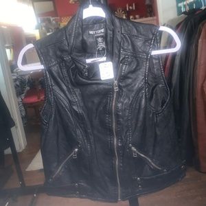 Hot Topic zippered vest